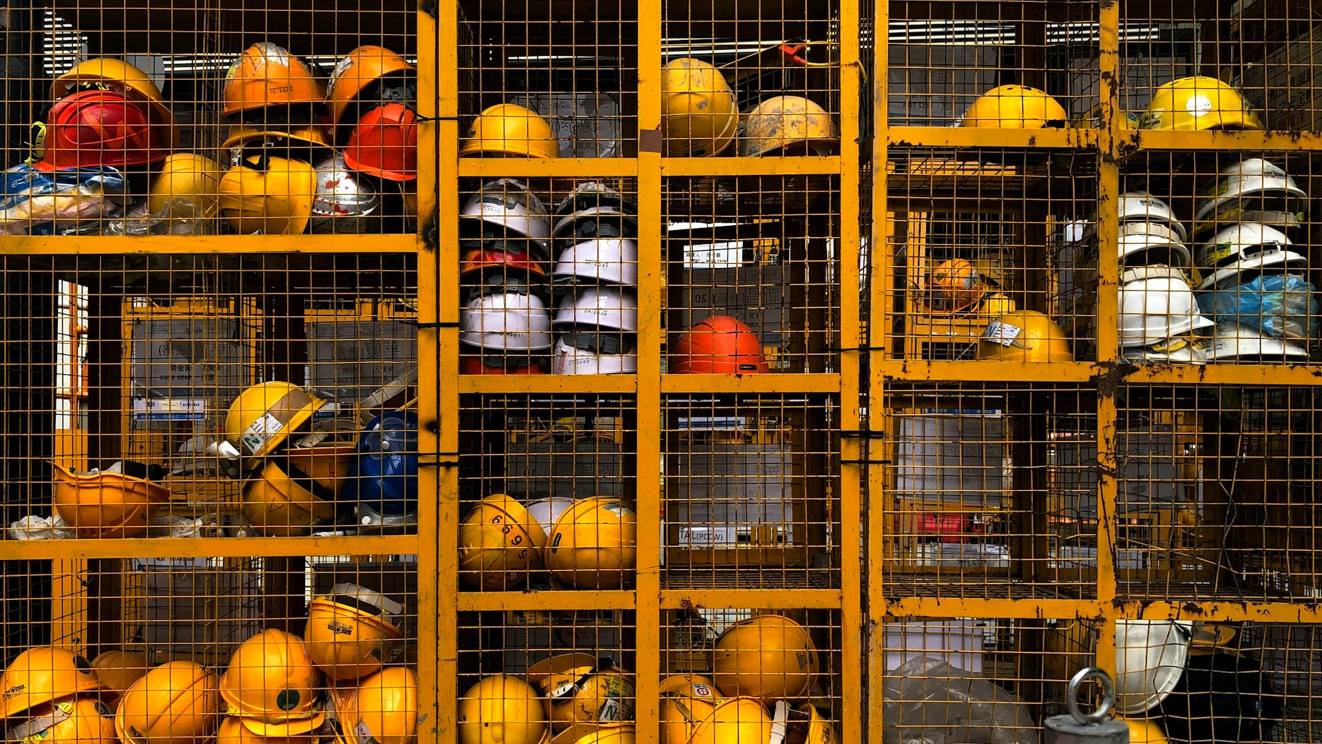 style3A-rack-yellow-hard-hats